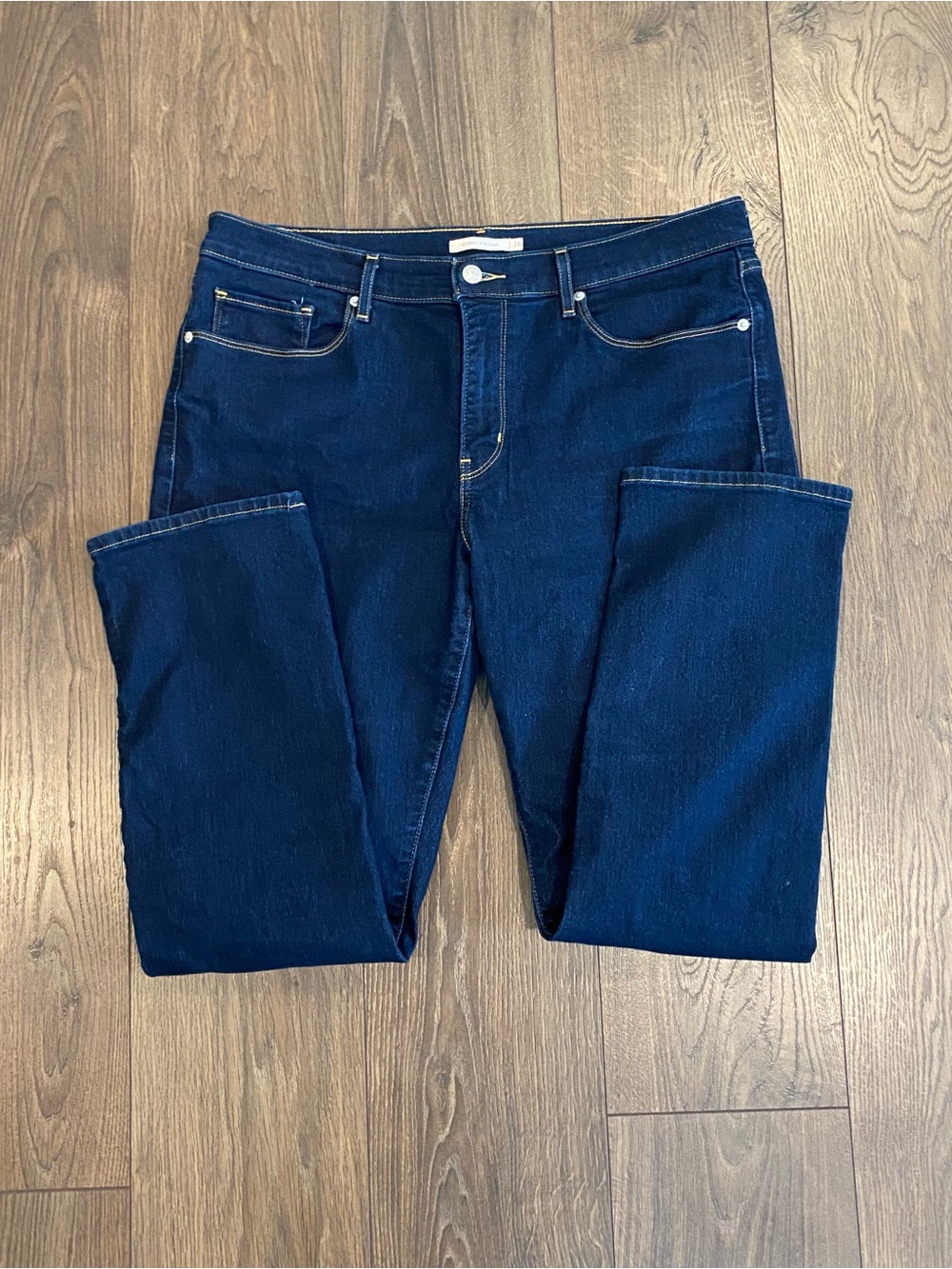 NWOT Levi's Women's Straight Leg Dark Blue Jeans